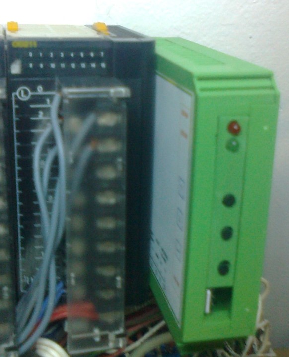 TV1 transmiter vage montiran na DIN šinu u elektro ormaru pored PLC-a